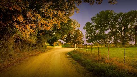 COUNTRY ROAD .